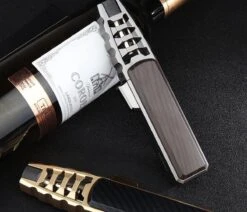 Merkloos Turbo Jetflame Aansteker - Gasbrander - Vuurwerk Torch - Crème Brûlée Brander - BBQ En Sigaren Aansteker - Windproof - Carbon Met Goudkleurige Metalen Behuizing -Keukenartikelen Series Winkel 1200x1028 1