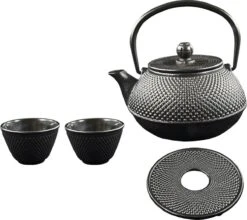 SakuraTea - Theepot Set - 4-delig - Gietijzer - Zwart - 0.8L - 2 Kopjes (100ml) -Keukenartikelen Series Winkel 1200x1068 1