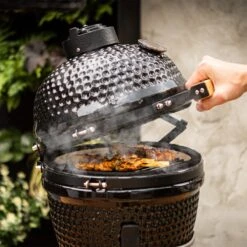BluMill Kamado BBQ Egg - Kamado 13 Inch - Incl. Vlees Thermometer - Houtskoolbarbecues - Zwart - Ø 27cm -Keukenartikelen Series Winkel 1200x1200 1023
