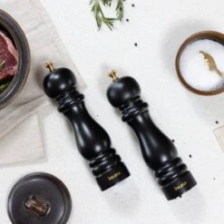 Deleca Luxe Peper En Zoutmolen Set - Met Geschenkdoos - Zout / Pepermolen - Rubberhout - Zwart & Goud -Keukenartikelen Series Winkel 1200x1200 1190