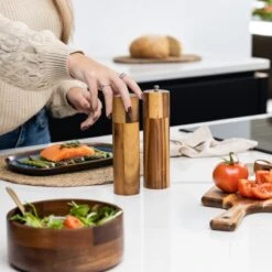 Deleca Luxe Peper En Zoutmolen Set - Zout / Pepermolen - Handmatig - Met Navul Lepel & Geschenkdoos - Acacia Hout - Rond 21 Deleca Luxe Peper En Zoutmolen Set - Zout / Pepermolen - Handmatig - Met Navul Lepel & Geschenkdoos - Acacia Hout - Rond -Keukenartikelen Series Winkel 1200x1200 1200
