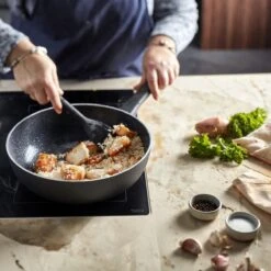 Demeyere Alu Classico 3 Wokpan – Inductie – Ceraforce Keramische Antikleeflaag – 28 Cm – PTFE En PFAS Vrij -Keukenartikelen Series Winkel 1200x1200 248