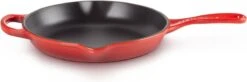 Le Creuset - Gietijzeren Ronde Skillet In Kersenrood 23cm 13 Le Creuset - Gietijzeren Ronde Skillet In Kersenrood 23cm -Keukenartikelen Series Winkel 1200x397