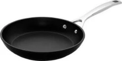 Le Creuset Koekenpan Les Forgées TNS - ø 24 Cm - Standaard Anti-aanbaklaag -Keukenartikelen Series Winkel 1200x601 4
