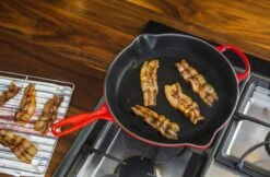 Le Creuset - Gietijzeren Ronde Skillet In Kersenrood 23cm 12 Le Creuset - Gietijzeren Ronde Skillet In Kersenrood 23cm -Keukenartikelen Series Winkel 1200x787