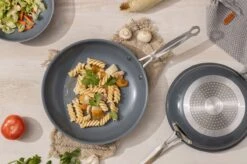 Swiss Pro+ - Koekenpannenset - 3 Delig - Keramisch - Inductie - Milieuvriendelijk - PFAS - PFOA Vrij - Sapphire Green -Keukenartikelen Series Winkel 1200x799 2