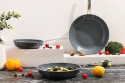 Swiss Pro+ - Koekenpannenset - 3 Delig - Keramisch - Inductie - Milieuvriendelijk - PFAS - PFOA Vrij - Sapphire Green -Keukenartikelen Series Winkel 1200x799