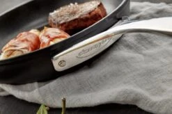 Demeyere Alu Pro Dura Glide Koekenpan - Ø 24 & Ø 28cm - Titanium -Keukenartikelen Series Winkel 1200x799 6