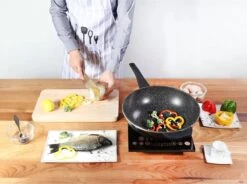 Cheffinger Wokpan Met Deksel - 32cm - Zwart - Pan - Keukenaccessoires -Keukenartikelen Series Winkel 1200x892 1