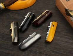 Cohiba® Sigarenaansteker - Sigarenboor - Sigaren - Sigaar - Cohiba Aansteker - Sigarenboor - Sigaren Accessoires - Sigarenknipper - Sigaar Aansteker - Cohiba - Incl. Luxe Geschenkdoos - Zwart -Keukenartikelen Series Winkel 1200x934 1