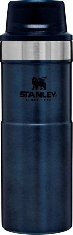 Stanley Trigger-Action Travel Mug 0.47L - Thermosfles - Nightfall 22 Stanley Trigger-Action Travel Mug 0.47L - Thermosfles - Nightfall -Keukenartikelen Series Winkel 372x1200