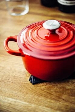 Le Creuset Signature Braadpan - 4,2 L - 24 Cm - Kersenrood -Keukenartikelen Series Winkel 801x1200 1