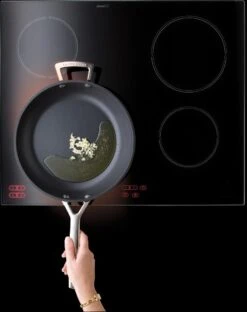 Le Creuset Koekenpan Les Forgées TNS - ø 28 Cm - Standaard Anti-aanbaklaag -Keukenartikelen Series Winkel 951x1200