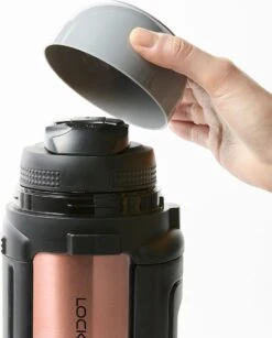 Lock&Lock Thermoskan - Isoleerkan - Thee En Koffie - Lekvrij - 1,5 Liter - RVS - Inklapbaar Handvat - Koper Roze -Keukenartikelen Series Winkel 967x1200